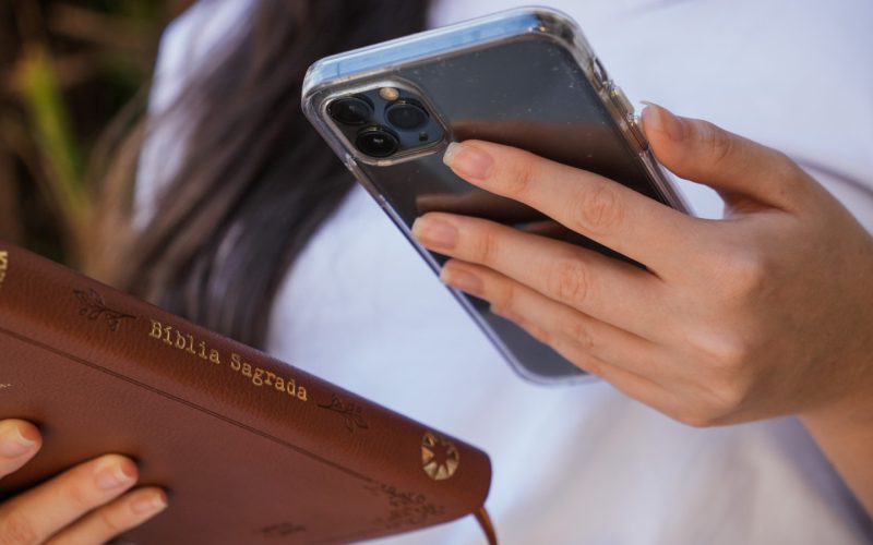 Fé Digital: Igrejas no Ocidente Registram Aumento de Membros via Apps e Websites Próprios