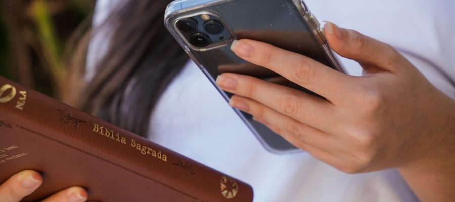 Fé Digital: Igrejas no Ocidente Registram Aumento de Membros via Apps e Websites Próprios